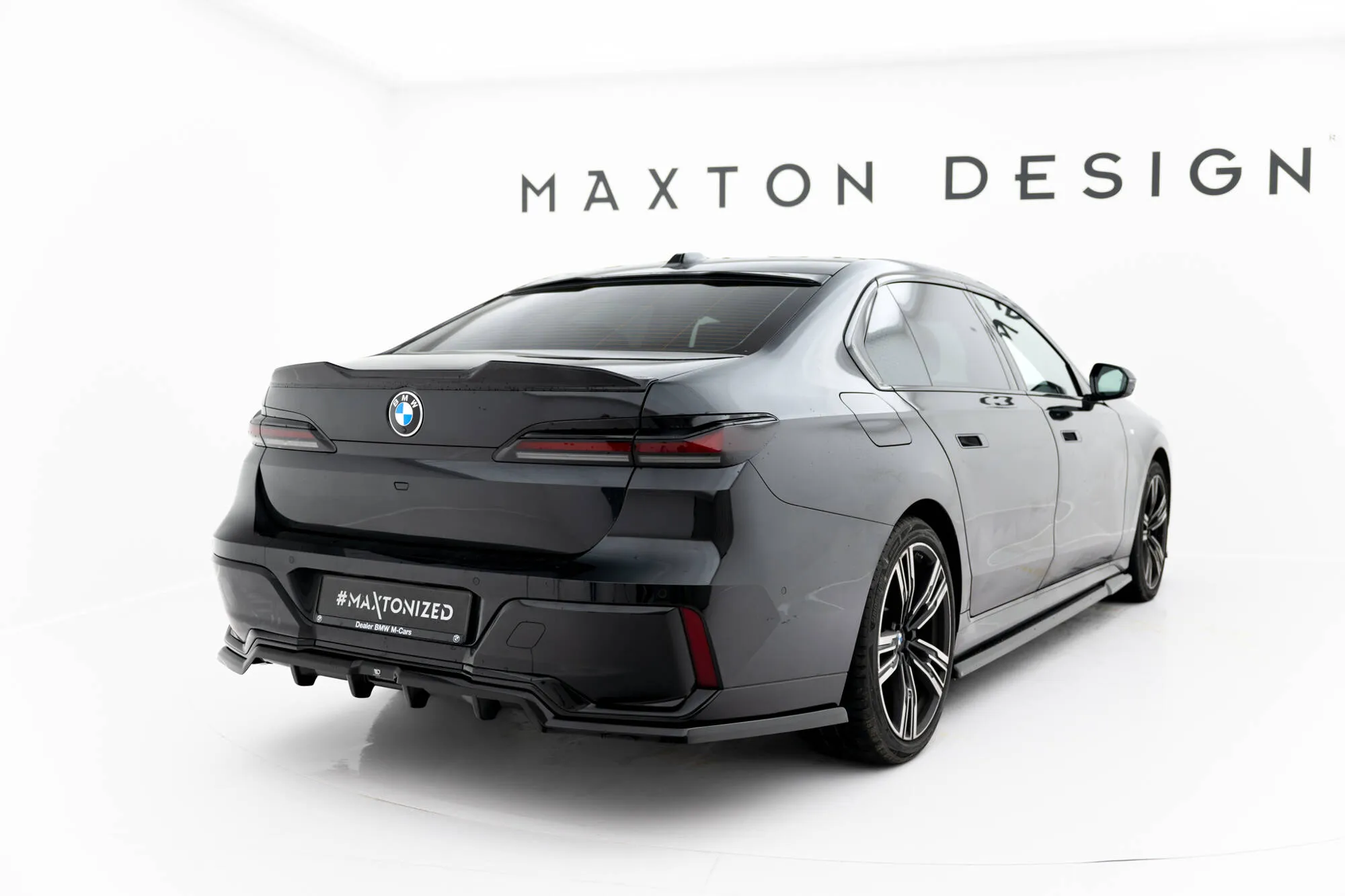Baksplitter V.1 med vertikale ribber BMW 7 (G70) M-Pack 2022 -> | Glossy Black Edition
