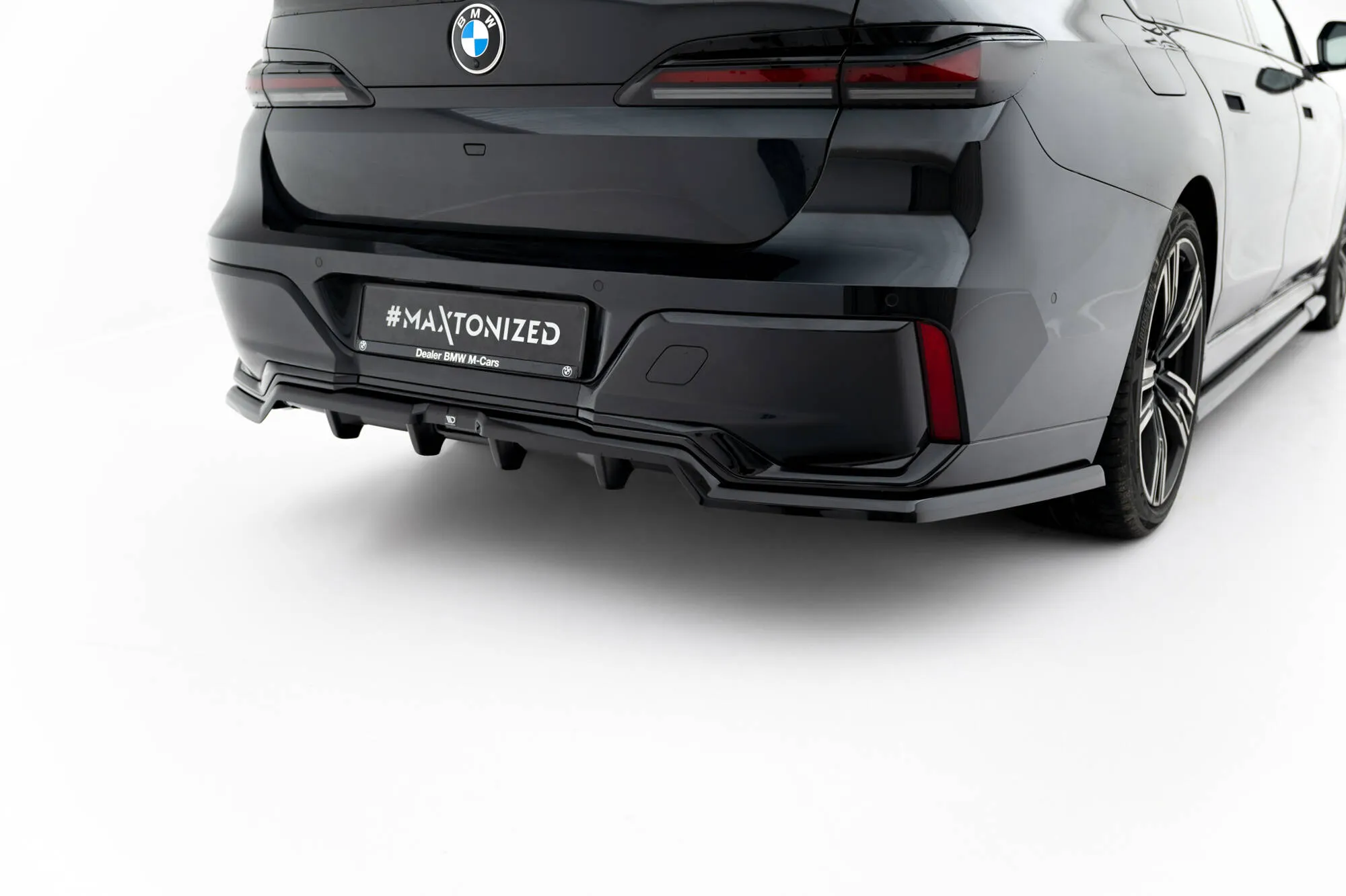 Baksplitter V.1 med vertikale ribber BMW 7 (G70) M-Pack 2022 -> | Glossy Black Edition – bilde 2