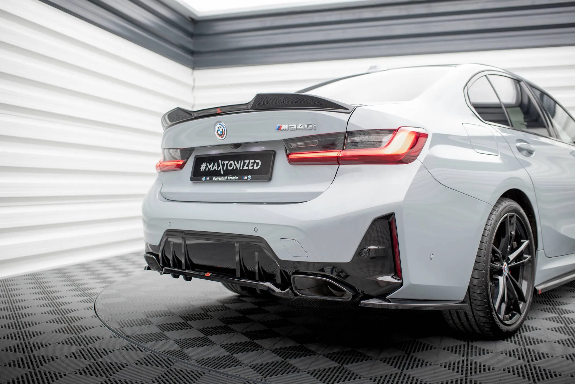 Baksplitter V.1 med vertikale ribber BMW M340i G20 / G21 Facelift 2022 -> | Glossy Black Edition