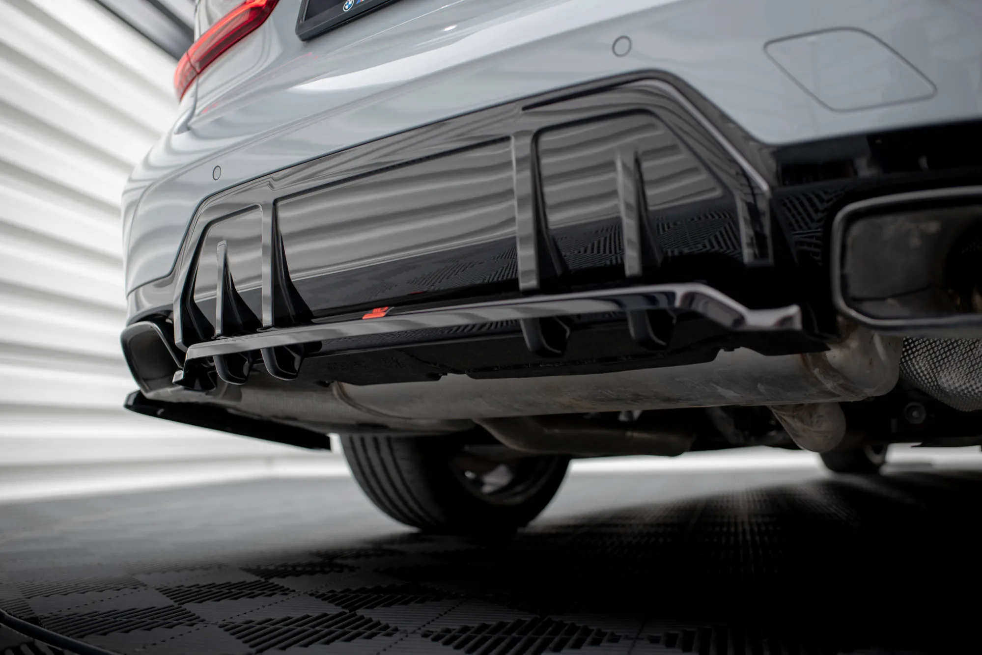 Baksplitter V.1 med vertikale ribber BMW M340i G20 / G21 Facelift 2022 -> | Glossy Black Edition – bilde 2