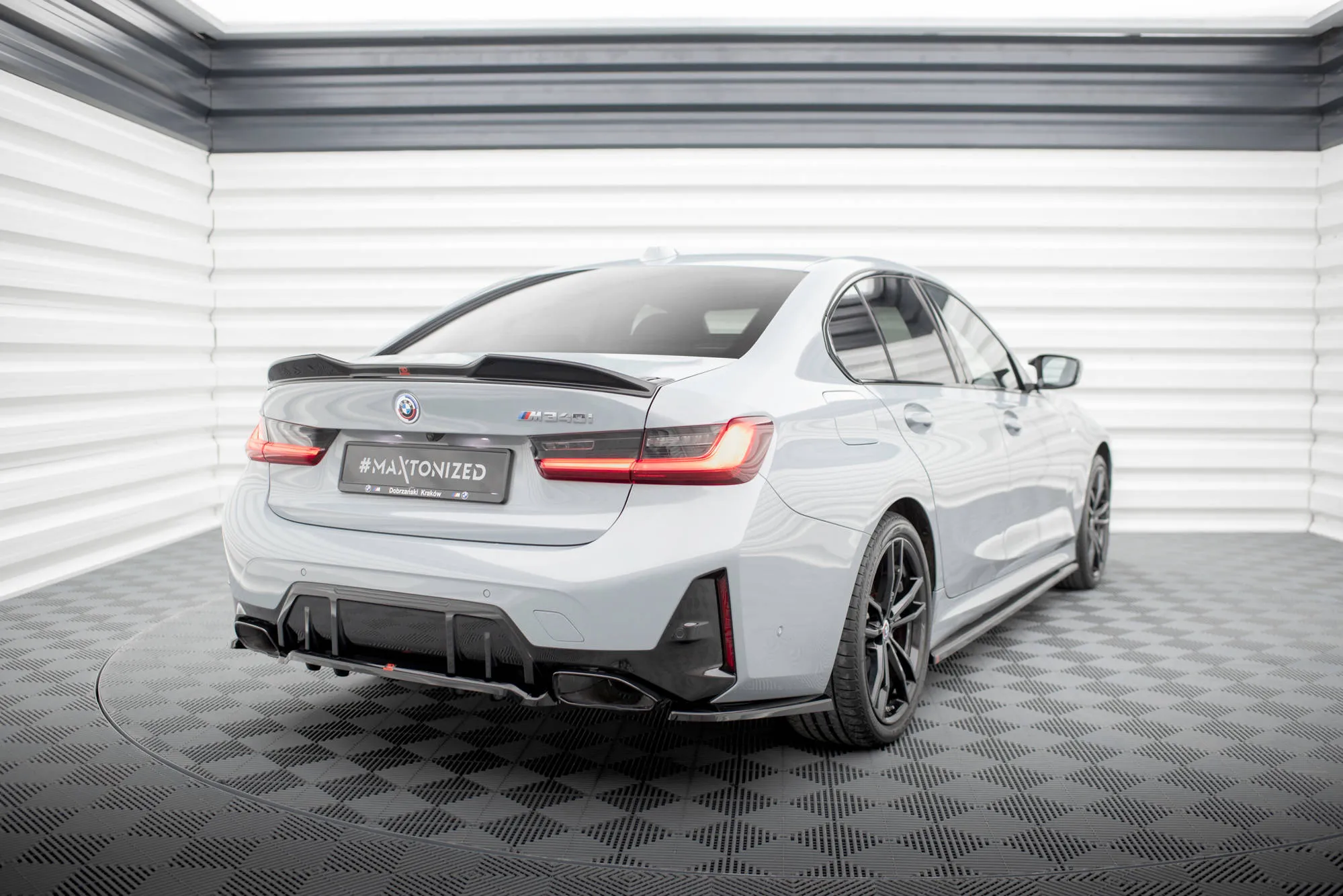 Baksplitter V.1 med vertikale ribber BMW M340i G20 / G21 Facelift 2022 -> | Glossy Black Edition – bilde 3