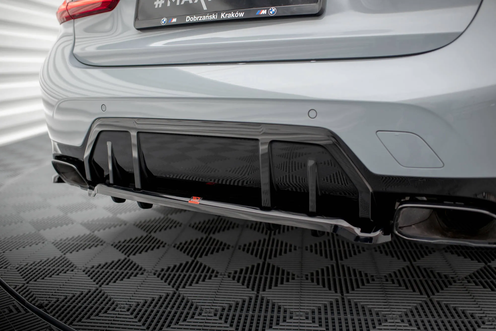 Baksplitter V.1 med vertikale ribber BMW M340i G20 / G21 Facelift 2022 -> | Glossy Black Edition – bilde 4