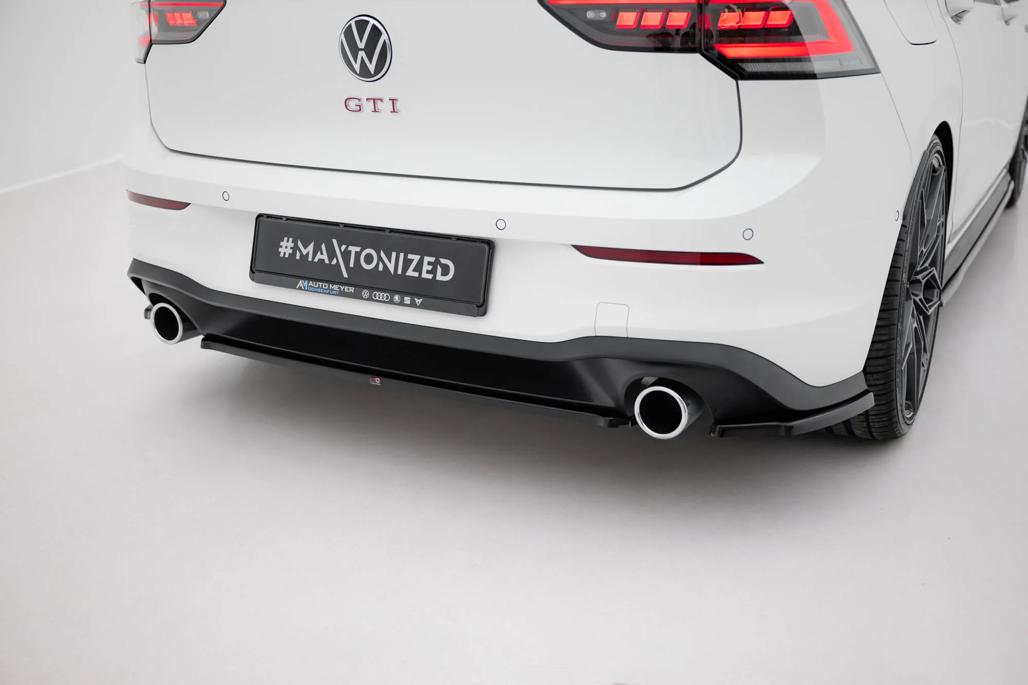 Baksplitter V.1 VW Golf VIII R 2020-> / VW Golf VIII GTI 2020-> | Glossy Black Edition