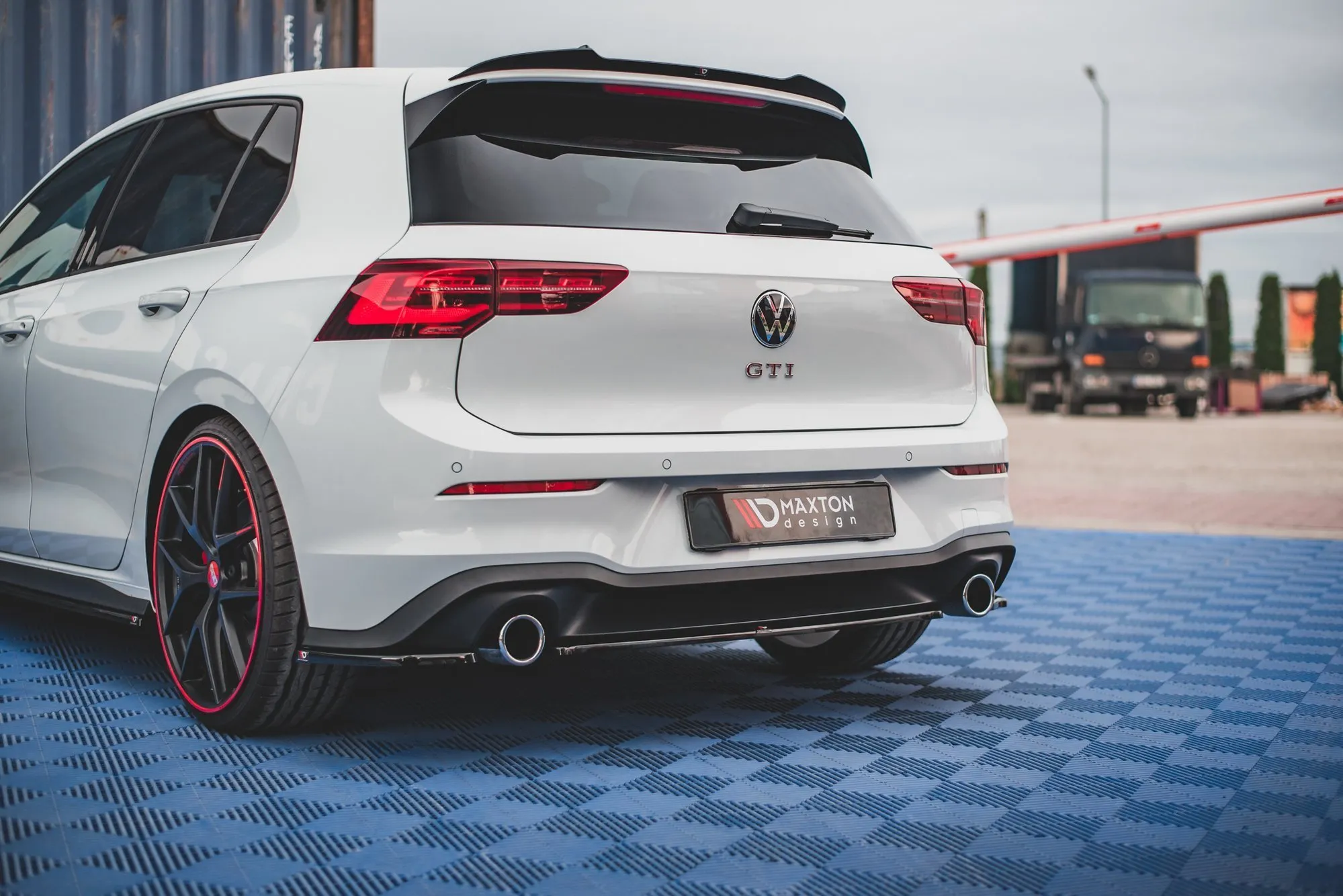 Baksplitter V.1 VW Golf VIII R 2020-> / VW Golf VIII GTI 2020-> | Glossy Black Edition – bilde 9
