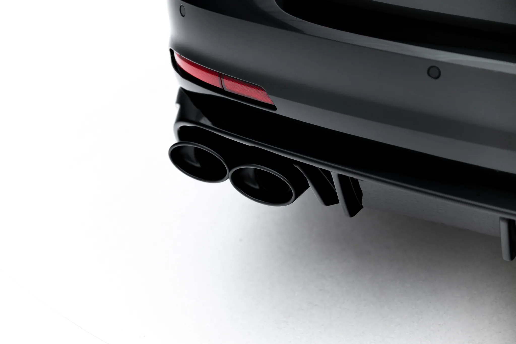 Diffuser med imiterte eksosrør med Milltek eksos Audi A6 C8 2018 - 2023 | Glossy Black Edition – bilde 4