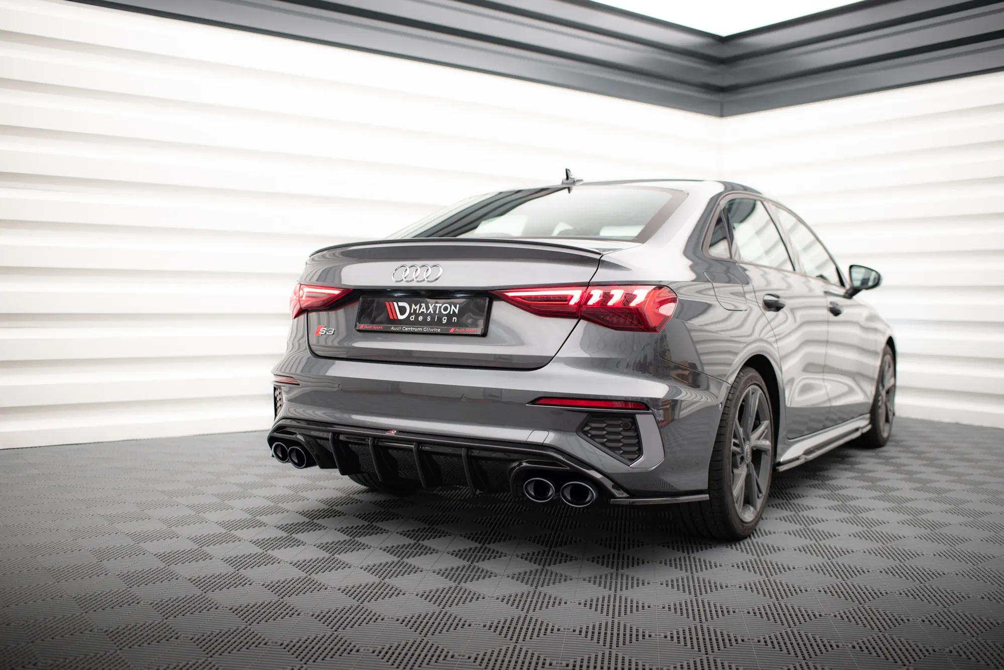 Diffuser med imiterte eksosrør med Milltek eksos Audi S3 (8Y) Sedan 2020-> | Glossy Black Edition