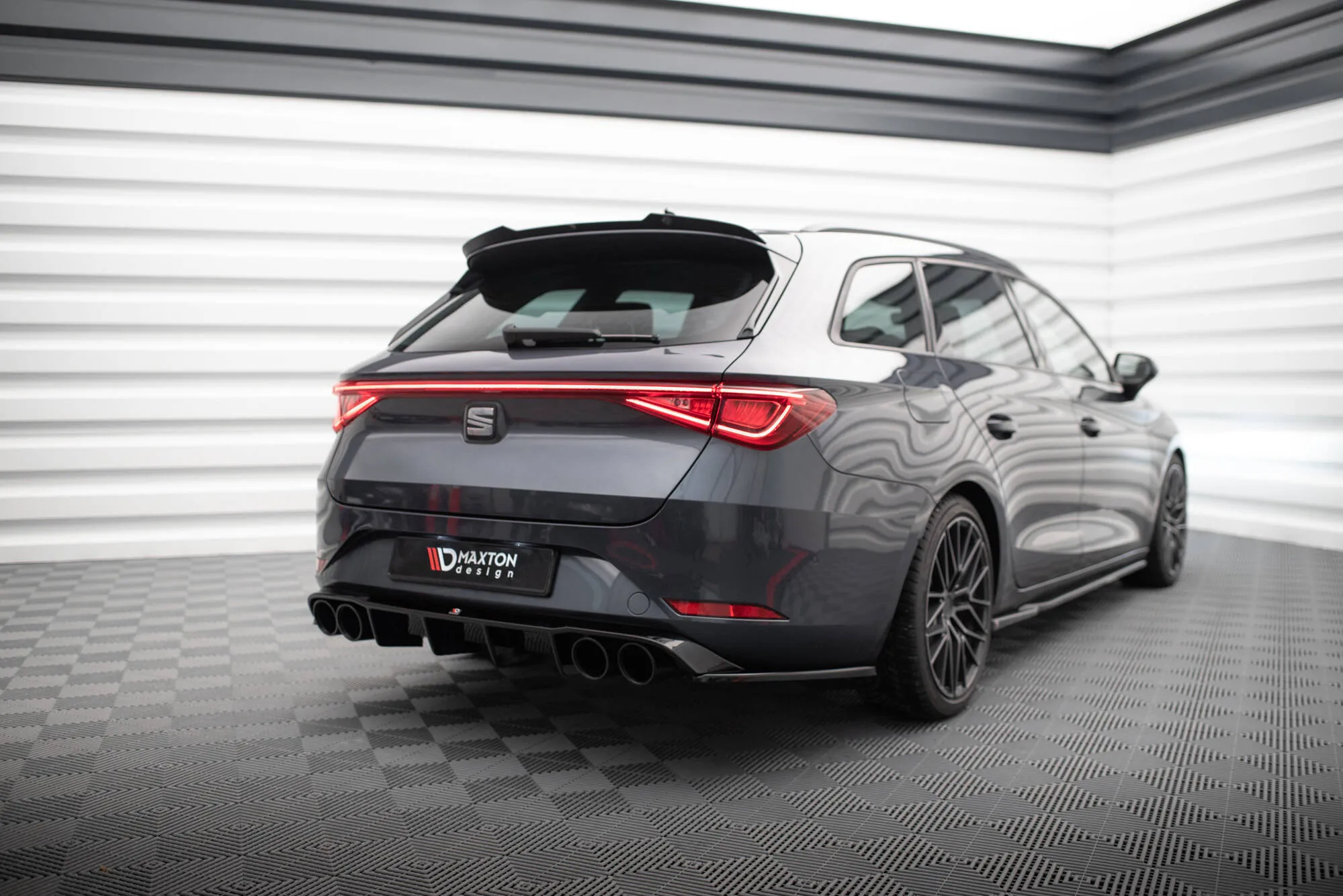 Diffuser med imiterte eksosrør med Milltek eksos Seat Leon FR ST MK4 2020-> | Glossy Black Edition