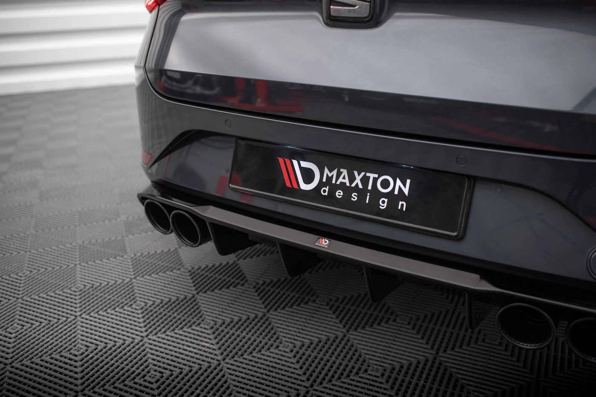 Diffuser med imiterte eksosrør med Milltek eksos Seat Leon FR ST MK4 2020-> | Glossy Black Edition – bilde 2