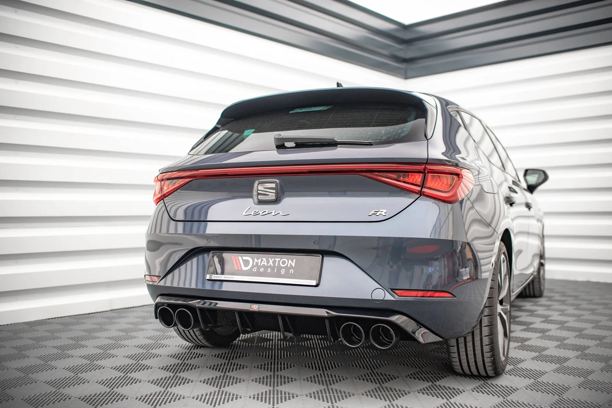 Diffuser med imiterte eksosrør med Milltek eksos Seat Leon IV FR 2020-> | Glossy Black Edition