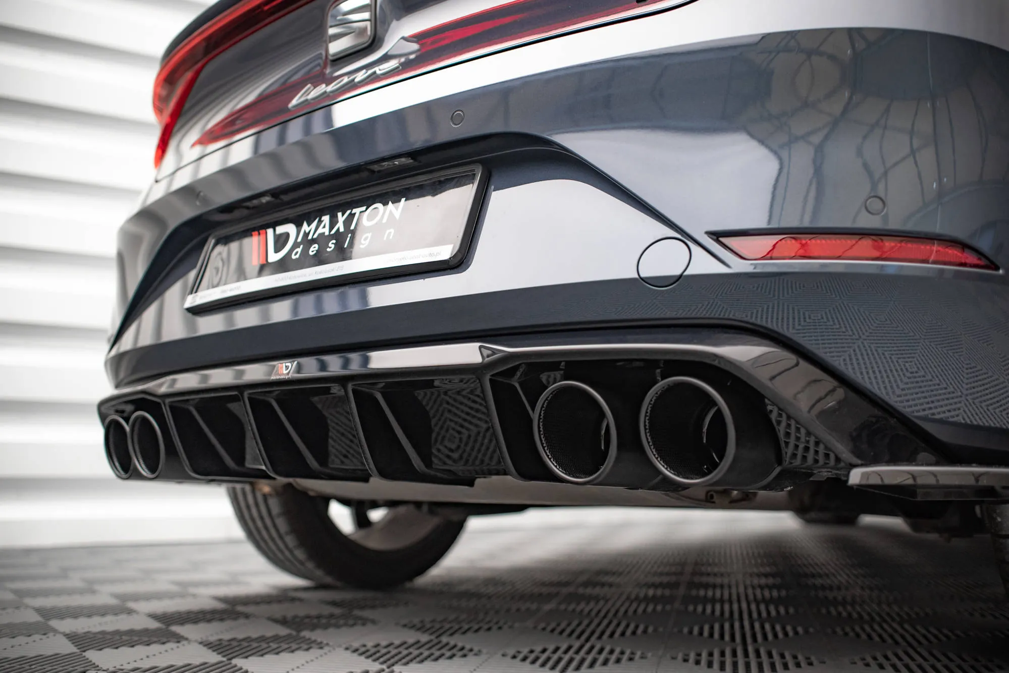 Diffuser med imiterte eksosrør med Milltek eksos Seat Leon IV FR 2020-> | Glossy Black Edition – bilde 2