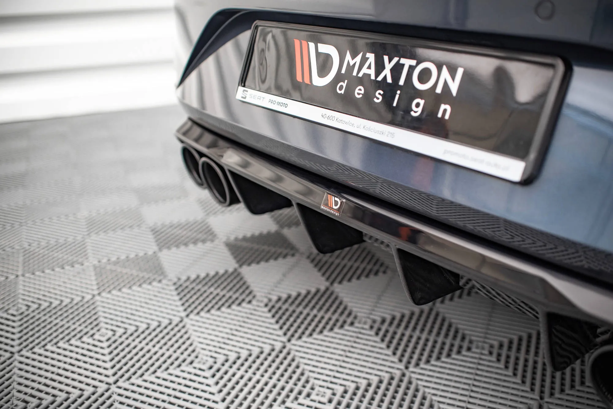 Diffuser med imiterte eksosrør med Milltek eksos Seat Leon IV FR 2020-> | Glossy Black Edition – bilde 3
