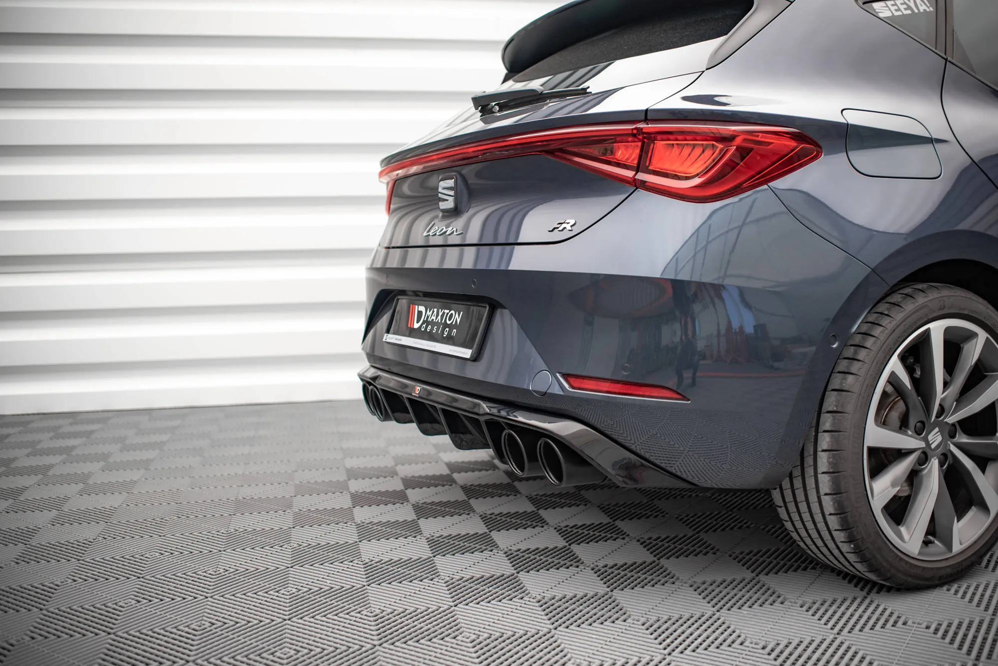 Diffuser med imiterte eksosrør med Milltek eksos Seat Leon IV FR 2020-> | Glossy Black Edition – bilde 4