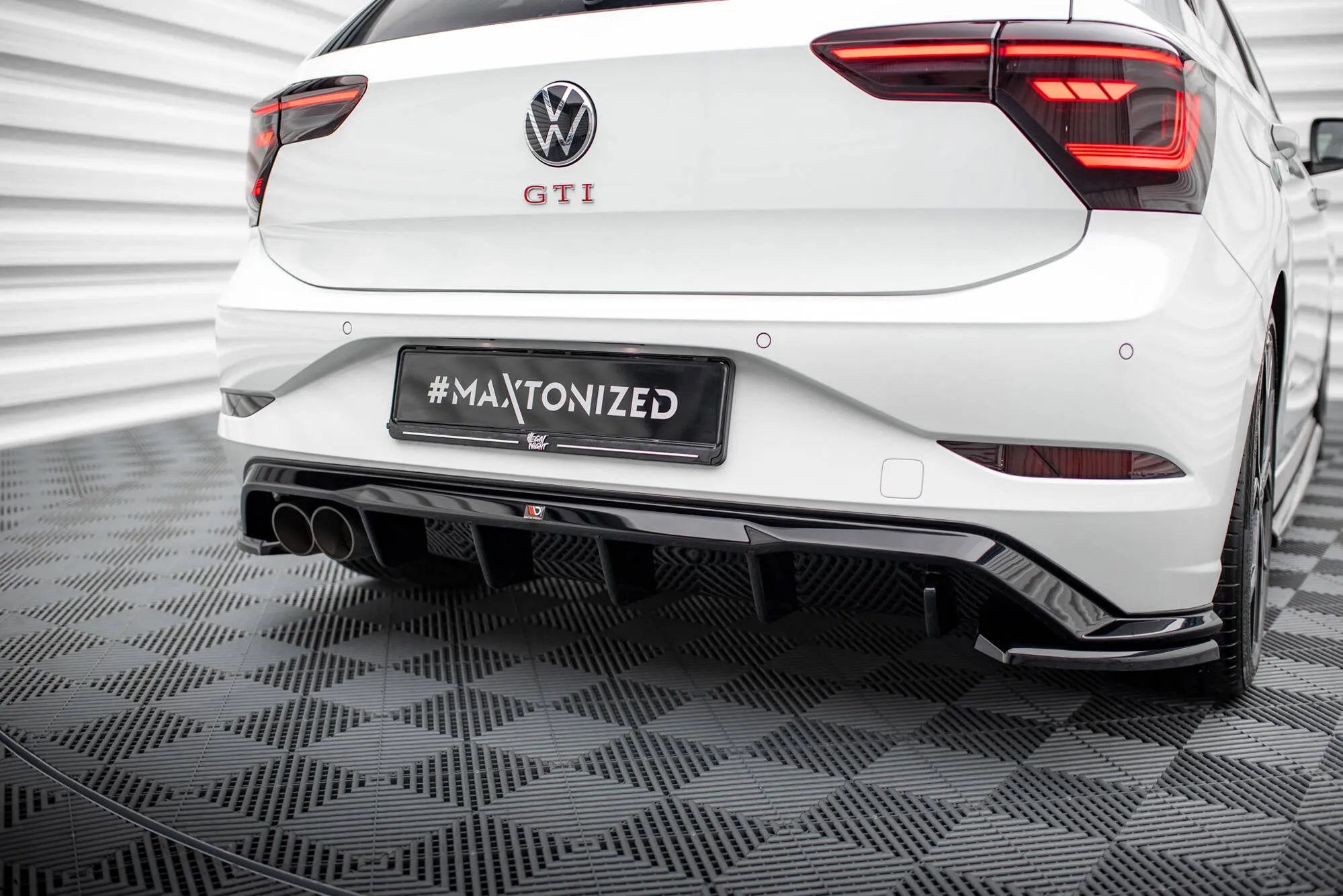 Diffuser Volkswagen Polo GTI Mk6 Facelift 2021 -> (doble eksosrør på én side) | Glossy Black Edition