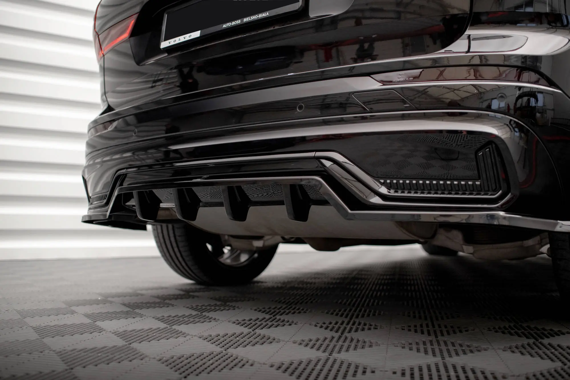 Diffuser Volvo XC60 II R-Design Facelift 2021 -> | Glossy Black Edition – bilde 3