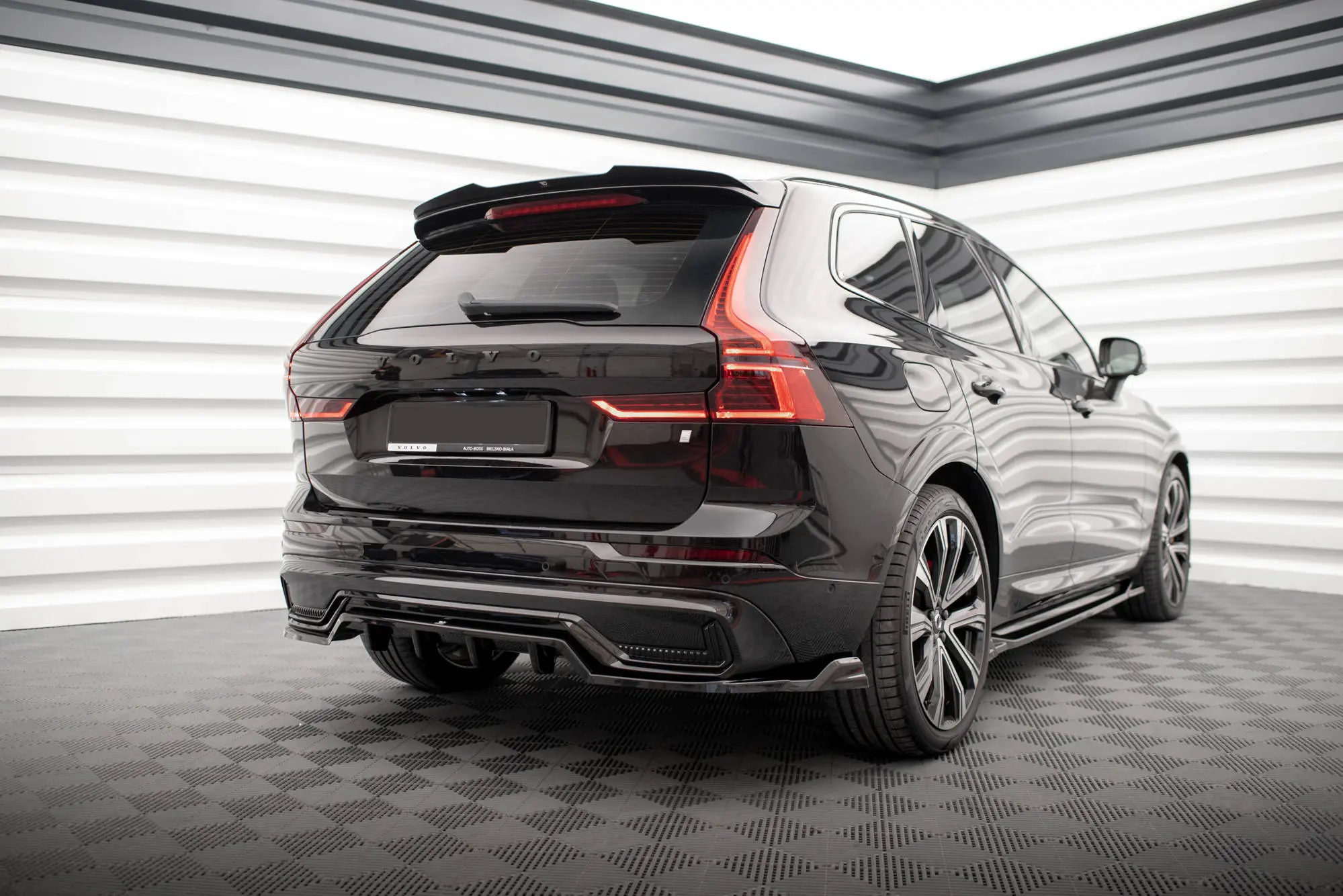Diffuser Volvo XC60 II R-Design Facelift 2021 -> | Glossy Black Edition – bilde 4