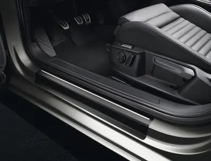 Dørterskelbeskyttere VW Passat B8 2014 - 2023 | Genuine® PPF Beskyttelsesfolie i dørterskel - Black / Silver