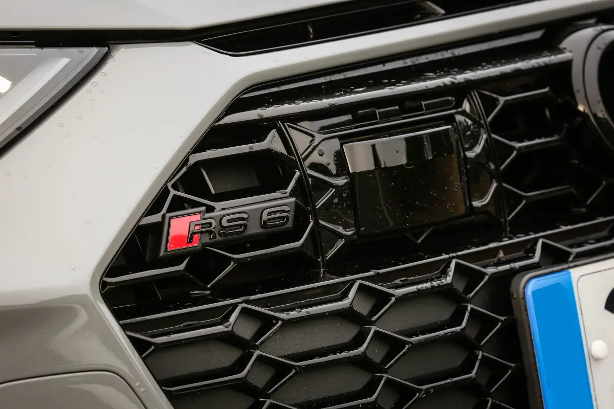 Emblem Audi RS6 (C8) 2020-> | Black Glossy / Red