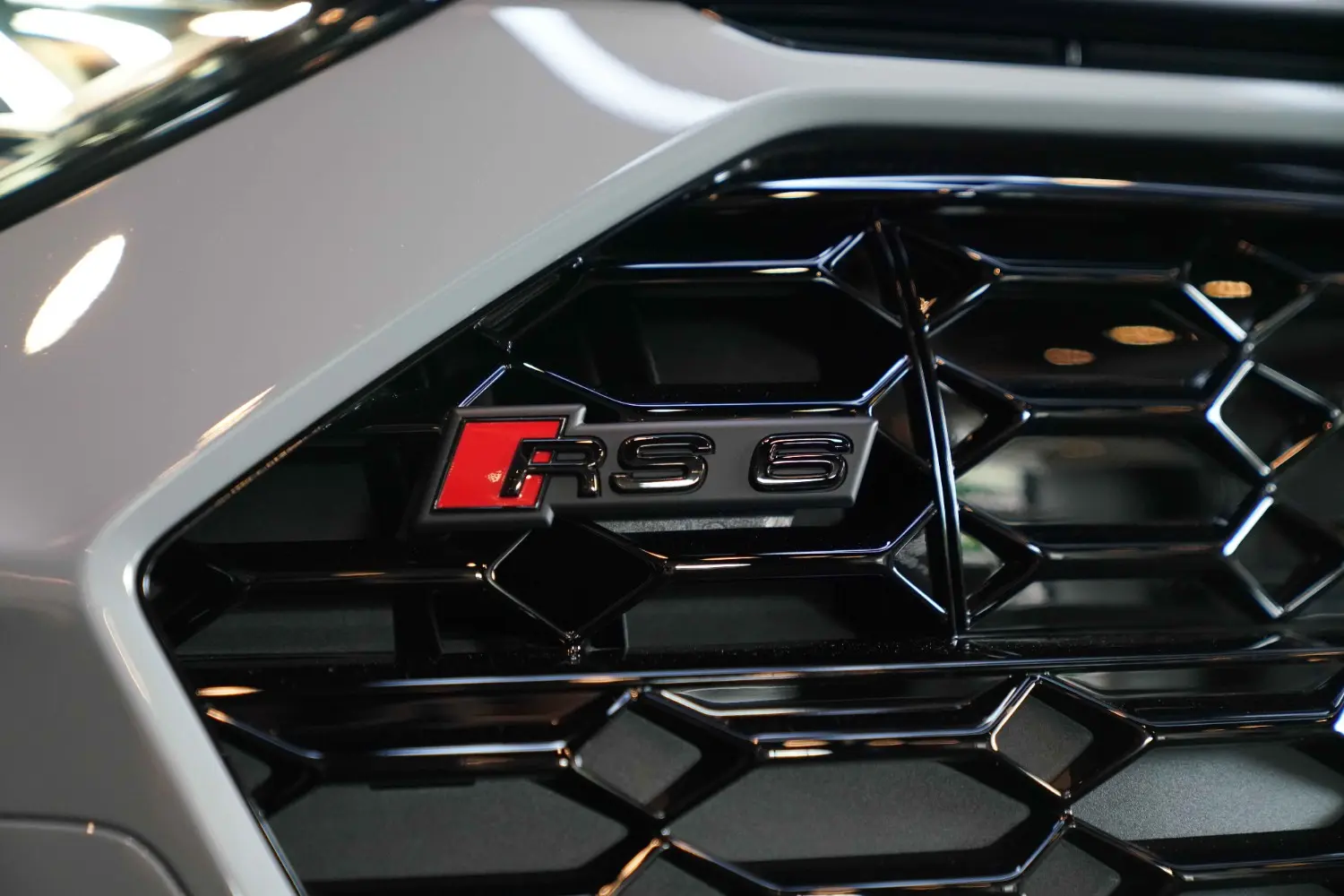 Emblem Audi RS6 (C8) 2020-> | Black Glossy / Red – bilde 3