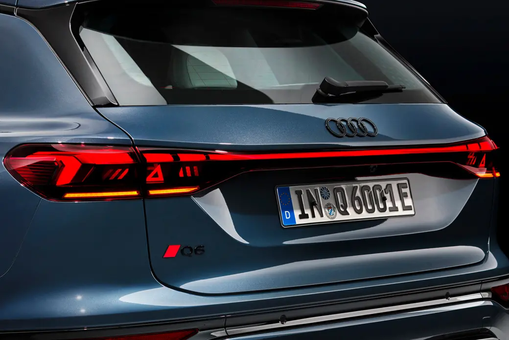 Emblem bak Audi Q6 e-tron │ Genuine® Audi Sport Rute svart/rød – bilde 2