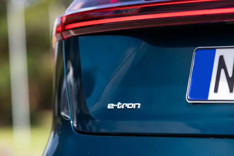 Emblem bakluke Audi 50 e-tron Silver Edition
