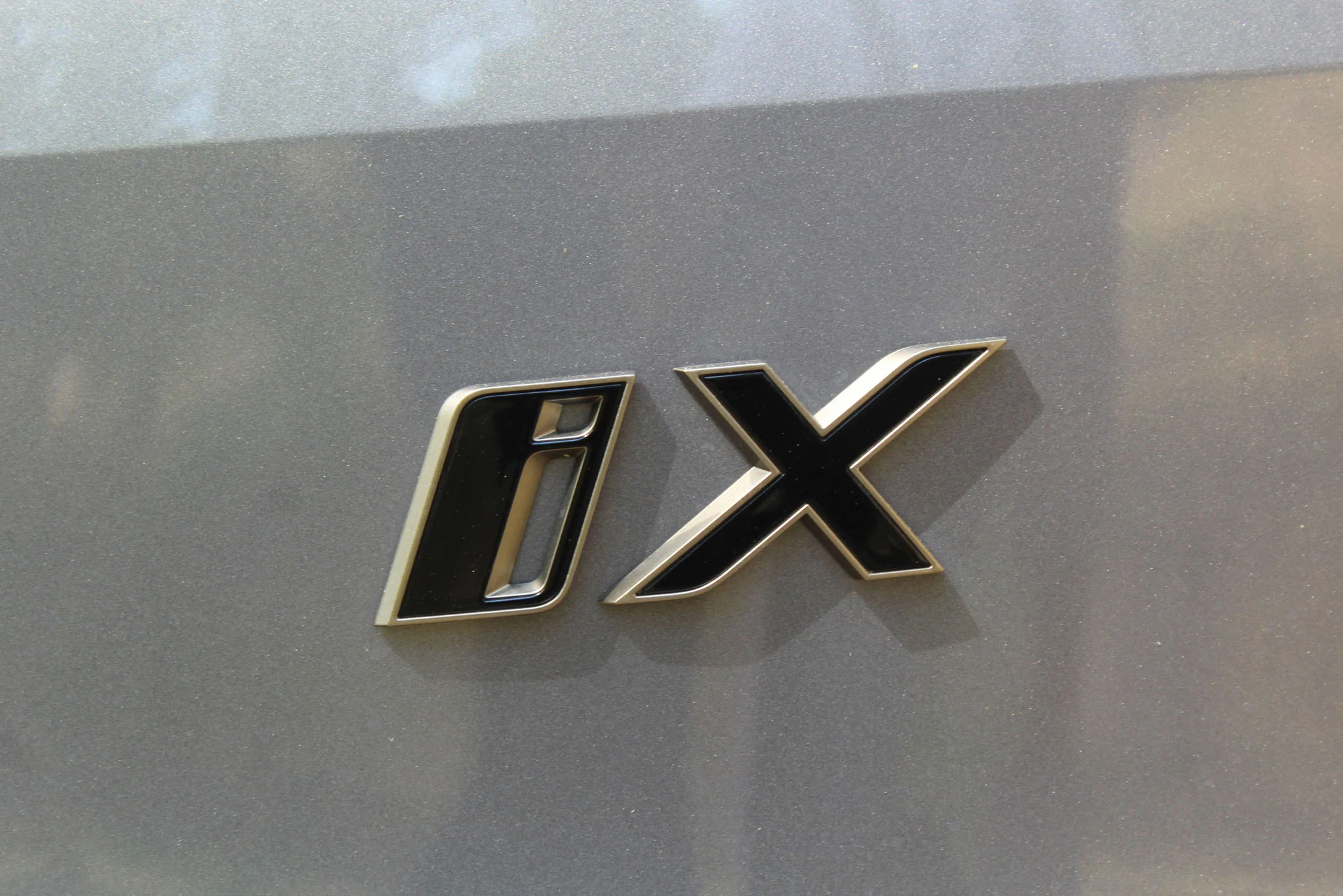 Emblem bakluke BMW iX (I20) Bronze Edition – bilde 2