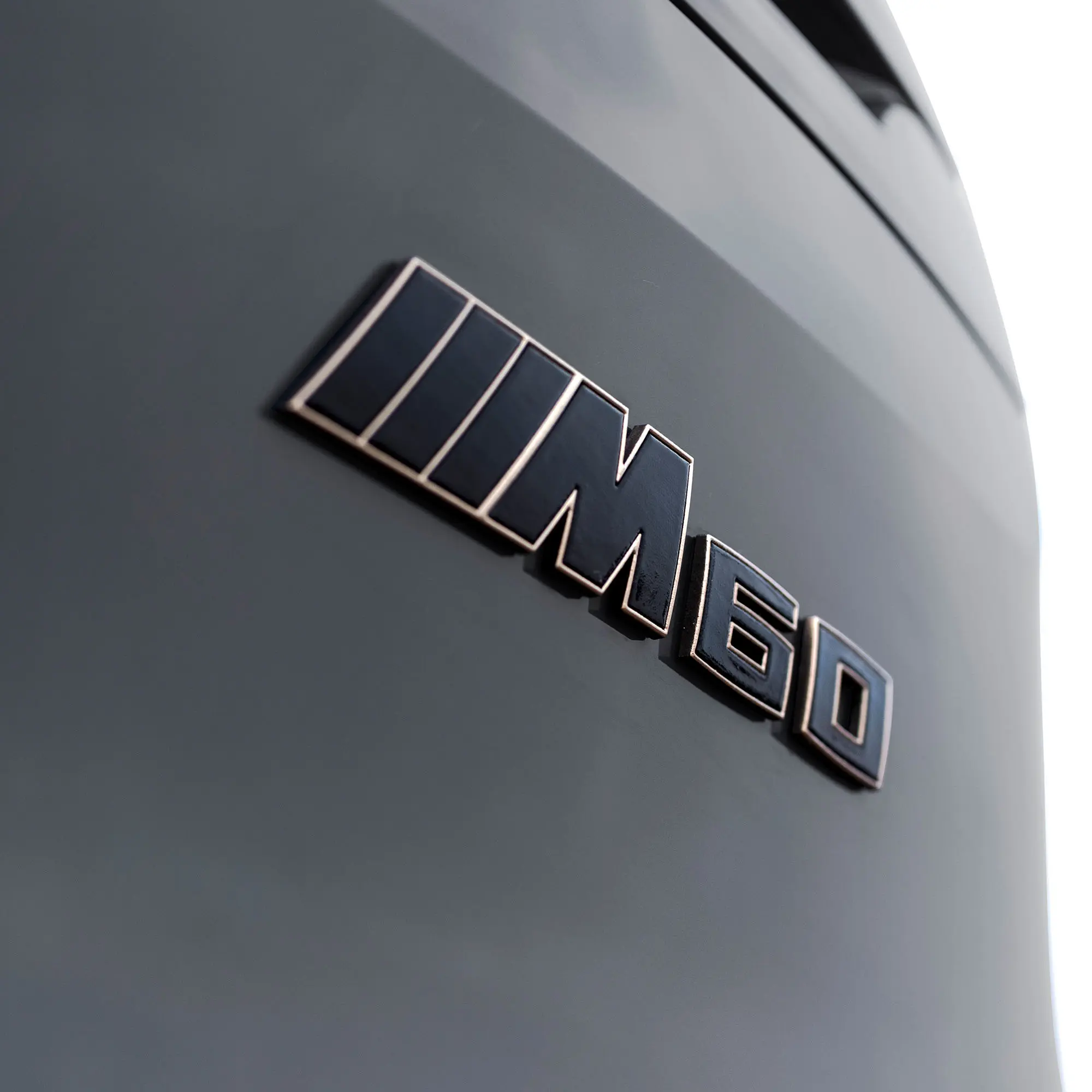 Emblem bakluke BMW iX (I20) Bronze ///M60 Edition