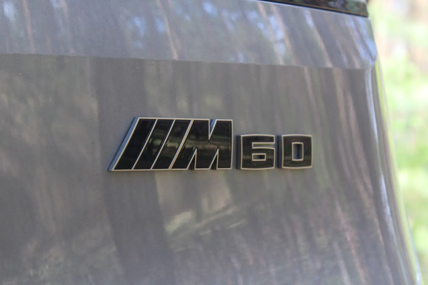 Emblem bakluke BMW iX (I20) Bronze ///M60 Edition – bilde 3