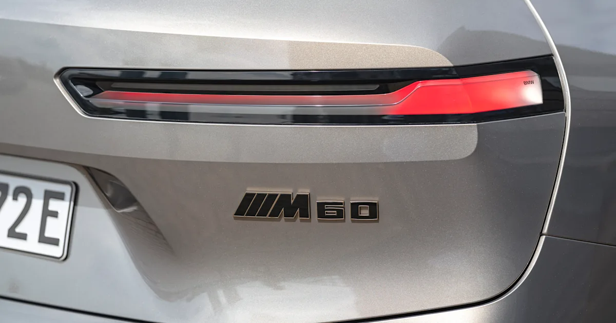 Emblem bakluke BMW iX (I20) Bronze ///M60 Edition – bilde 4