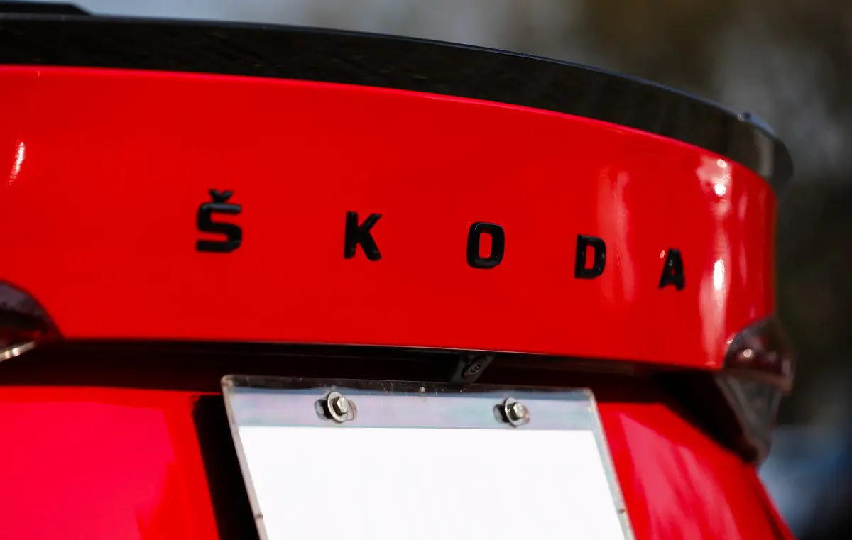 Emblem bakluke bokstaver Škoda Octavia IV 2019 ->  | Piano Glossy Black Image 3