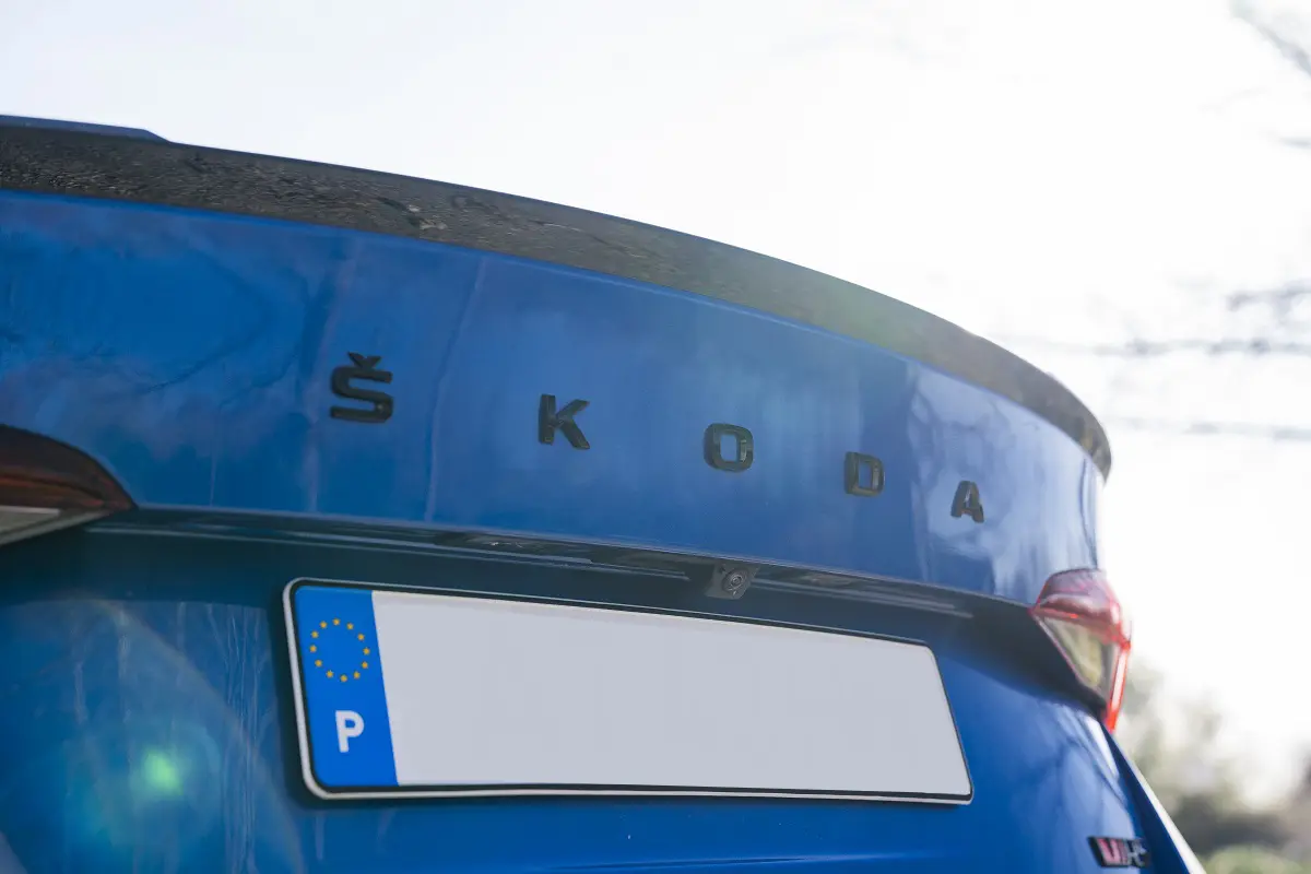 Emblem bakluke bokstaver Škoda Octavia IV 2019 ->  | Piano Glossy Black Image 4