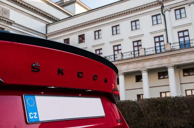 Emblem bakluke bokstaver Škoda Octavia IV 2019 ->  | Piano Glossy Black Image 5
