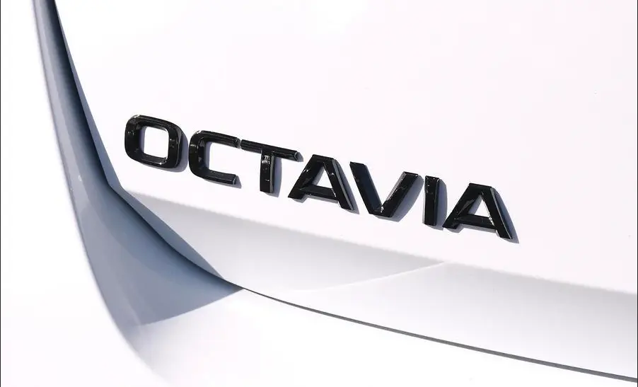 Emblem bakluke Škoda Octavia IV 2019 ->  | Piano Glossy Black
