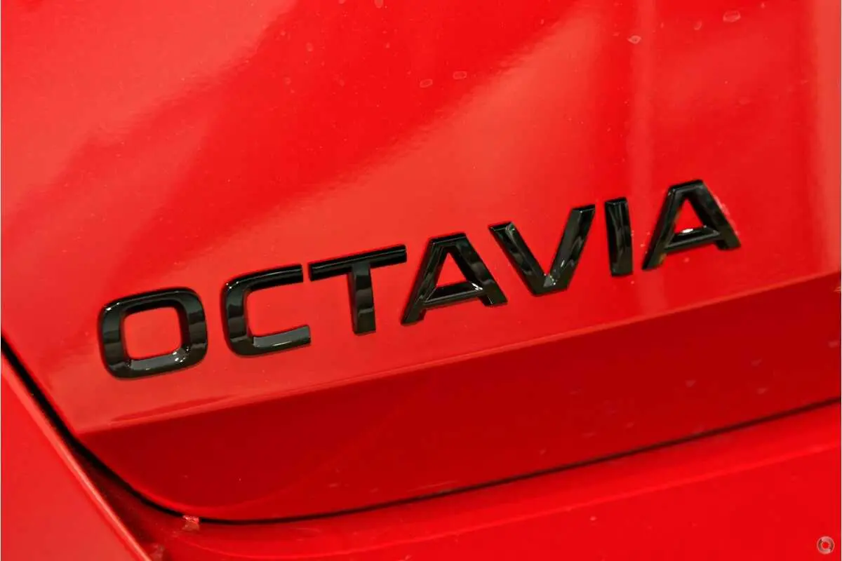 Emblem bakluke Škoda Octavia IV 2019 ->  | Piano Glossy Black – bilde 3