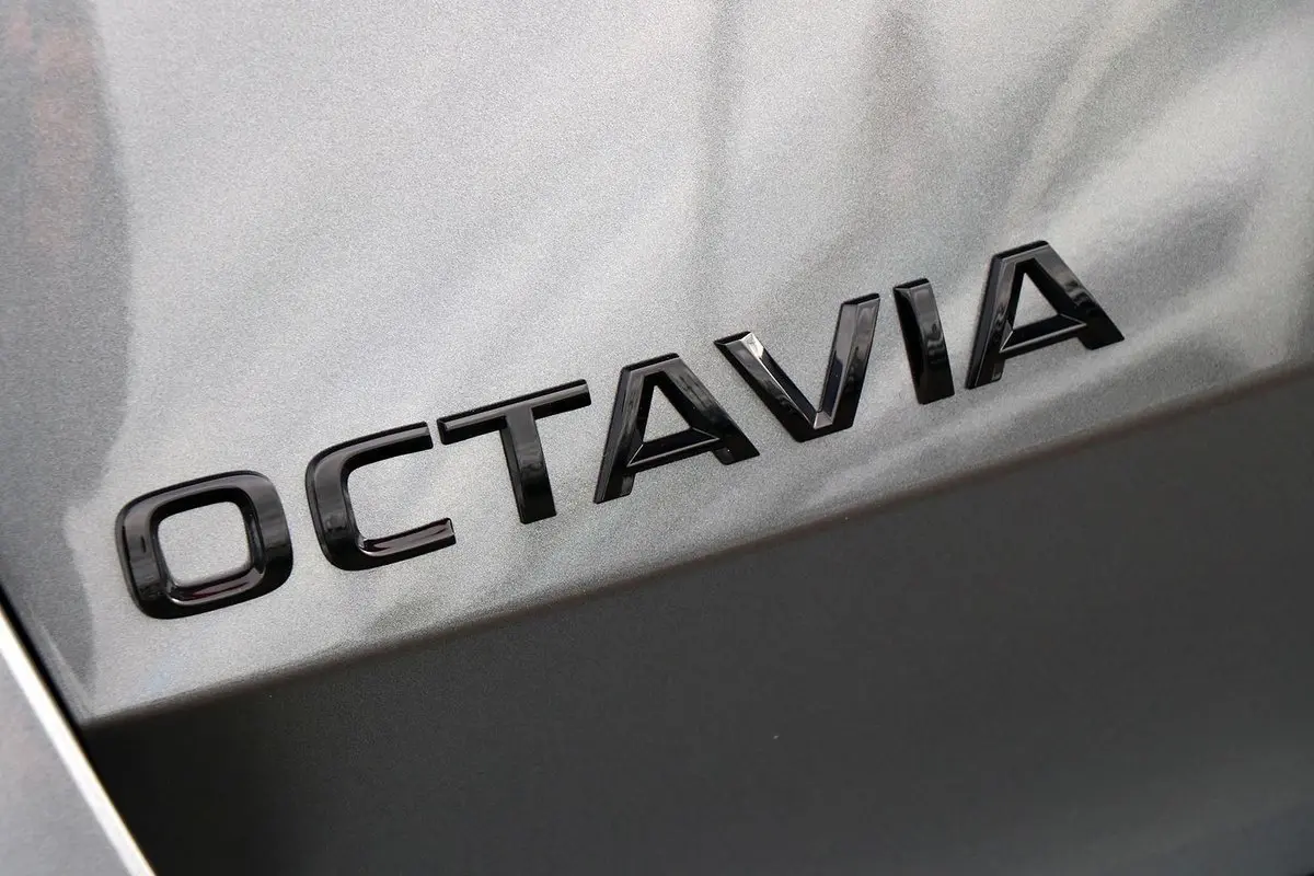 Emblem bakluke Škoda Octavia IV 2019 ->  | Piano Glossy Black – bilde 6