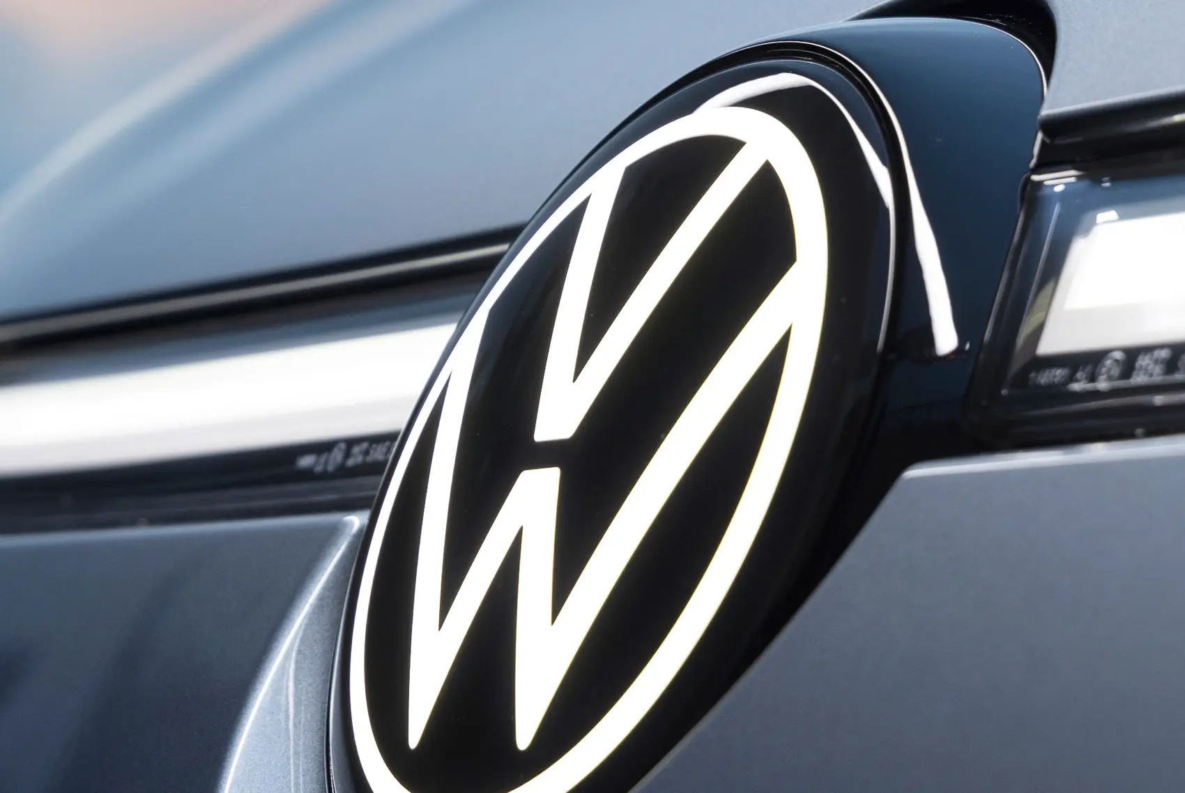 Emblem foran VW ID.7 │ Genuine® Originalt belyst VW-logo – bilde 2