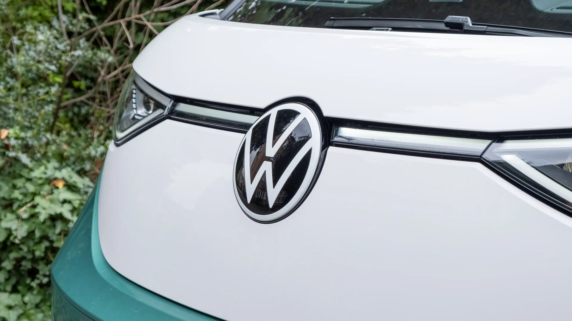 Emblem front VW ID.Buzz 2022 -> │ Pure White / Schwarz Edition
