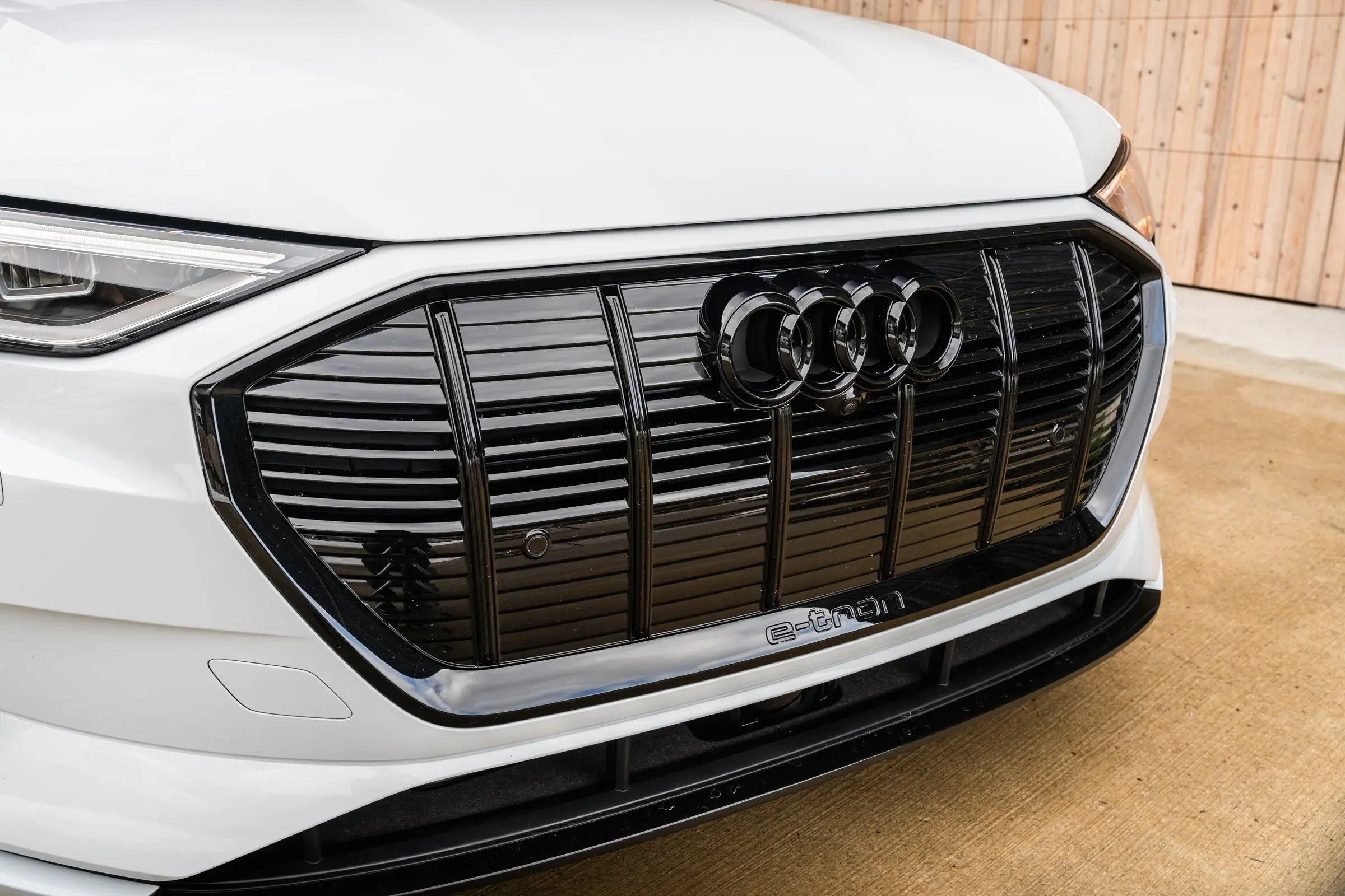 Emblem grill Audi e-tron 2018 - 2023 / Audi E-tron Sportback 2020-> | Sport Black Edition Image 10