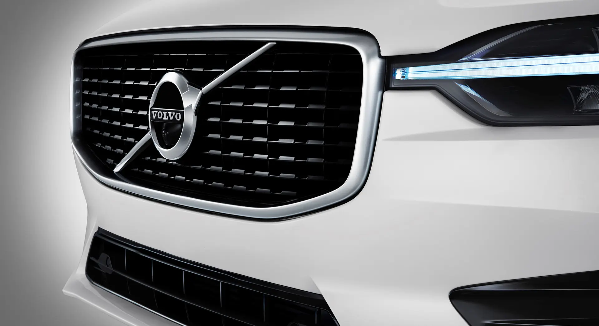 Emblem grill Volvo Black Edition Image 5