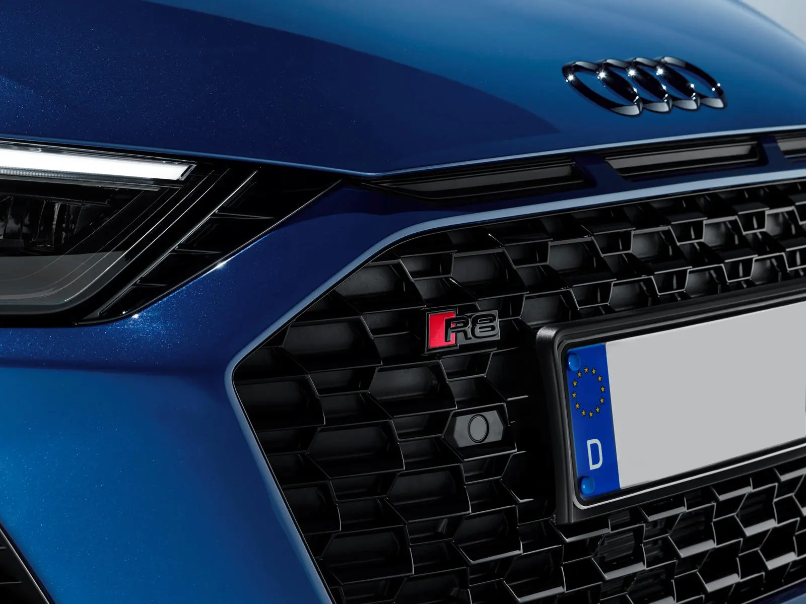 Emblem R8 Audi Sport | Audi R8 4S Black Glossy / Red Image 3