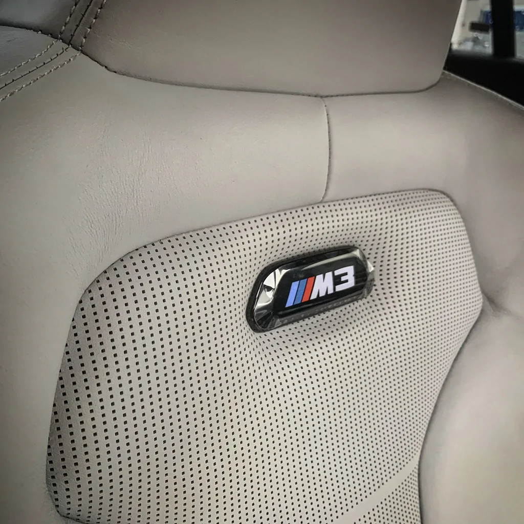 Emblem seterygg BMW M3 (F80) Black Edition – bilde 2
