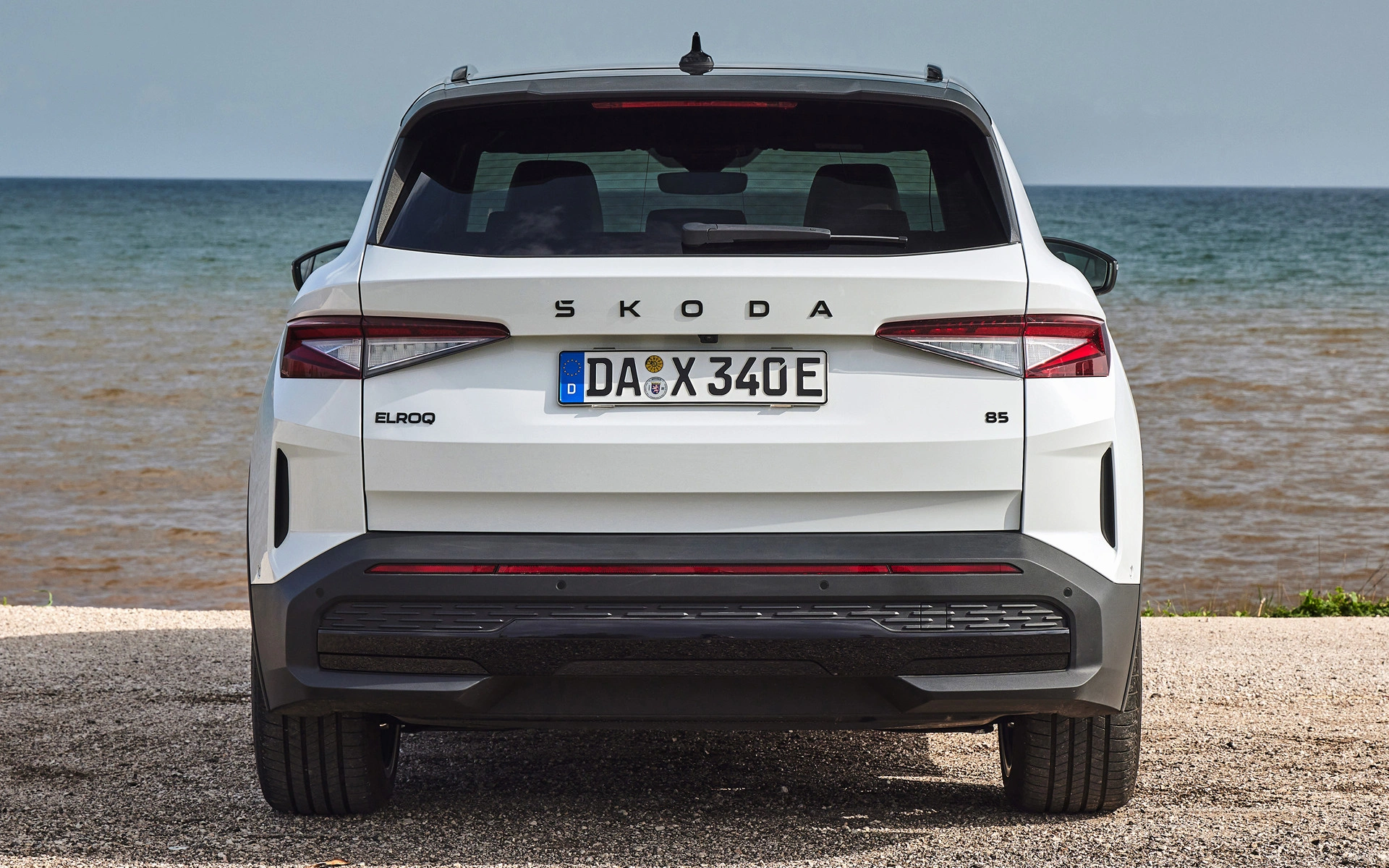 Emblem Skoda Elroq 2024 -> | Sport Black Glossy Emblem til bakluke – bilde 2