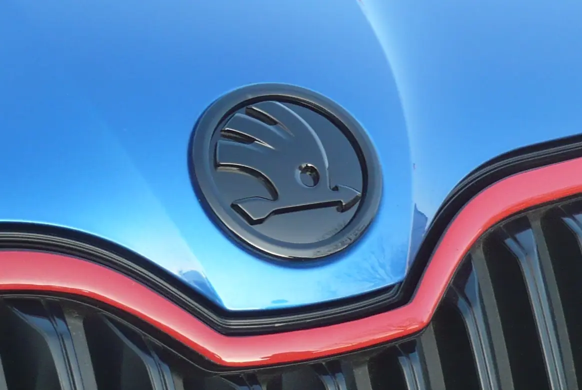 Emblem Skoda | Piano Black Edition Sport Image 3
