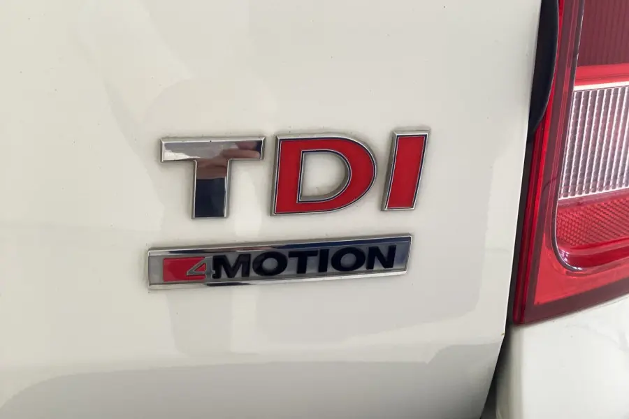 Emblem TDI VW Amarok 2010 -> / VW Crafter 2012 -> | Chrome / Red