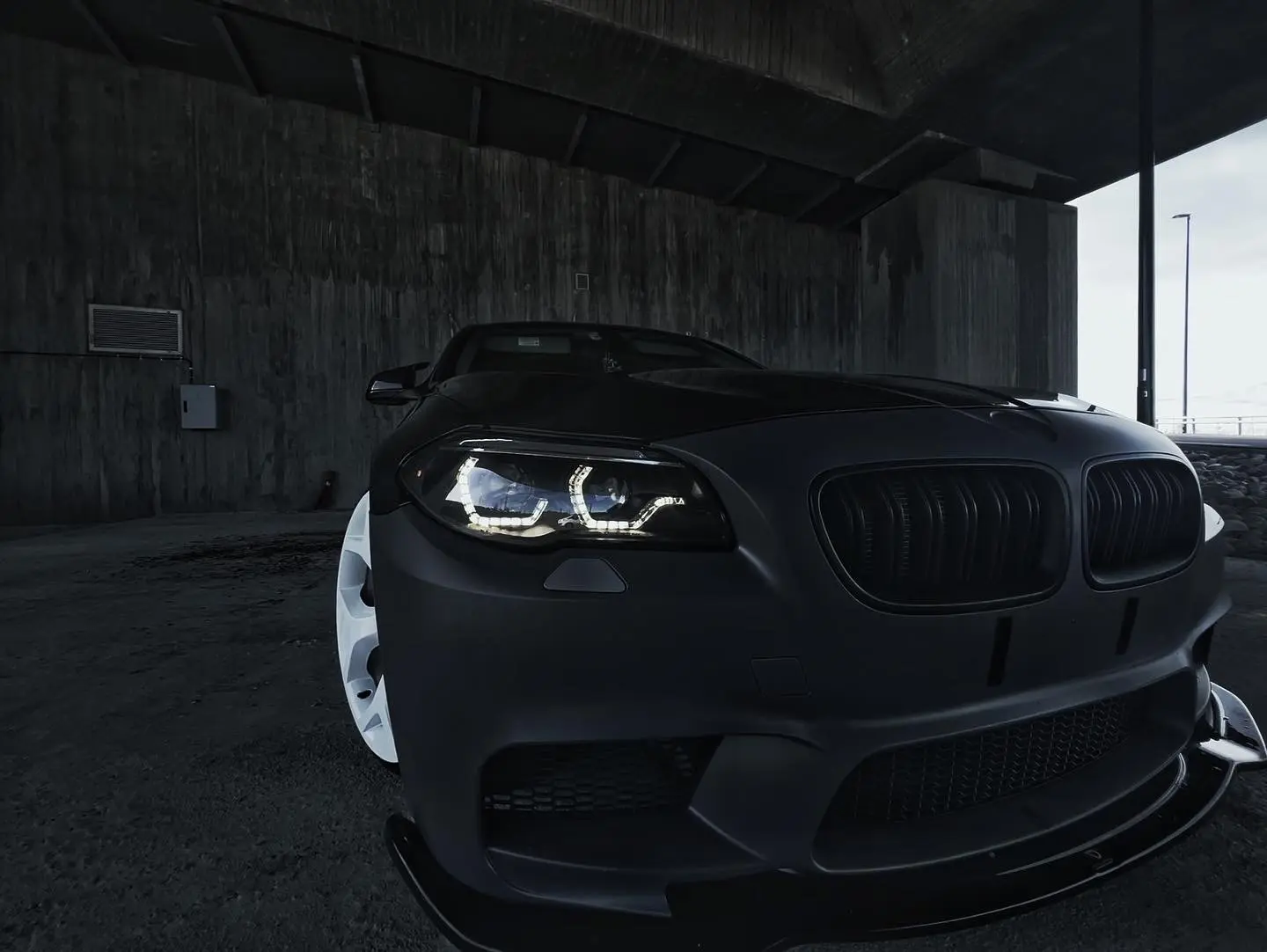 Frontlykter BMW 5 (F10 / F11) 2010 - 2013 │ Xenon Angel Eyes LED DRL Black SEQ Image 1