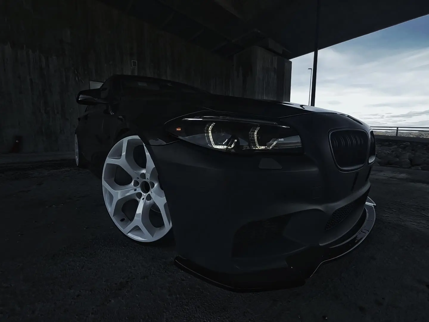 Frontlykter BMW 5 (F10 / F11) 2010 - 2013 │ Xenon Angel Eyes LED DRL Black SEQ Image 2