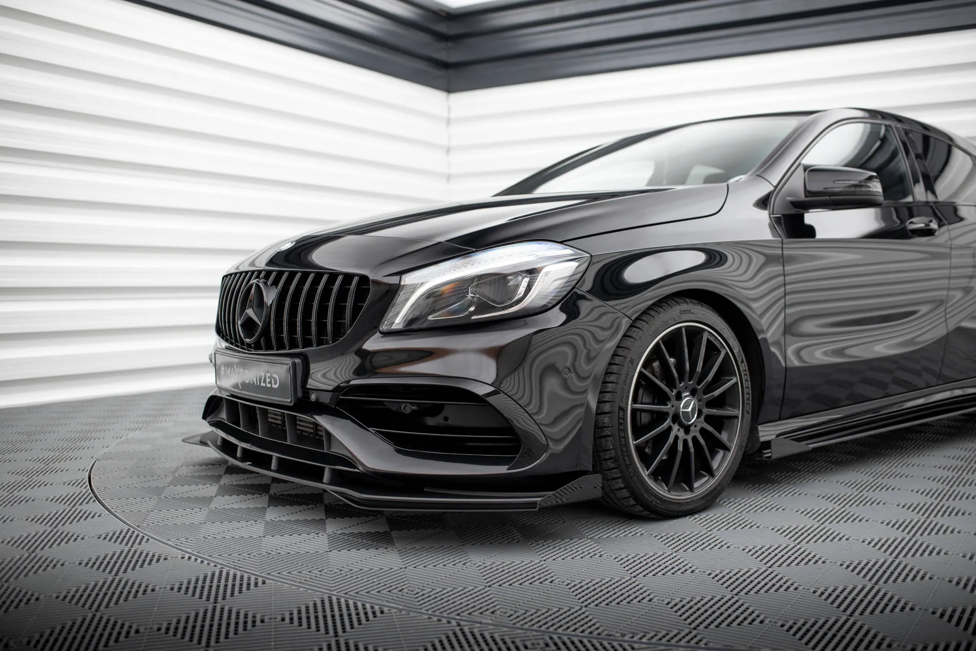 Frontsplitter-flopper Mercedes-Benz A (W176) AMG-Line facelift 2015 -2018 | Glossy Black Edition – bilde 3