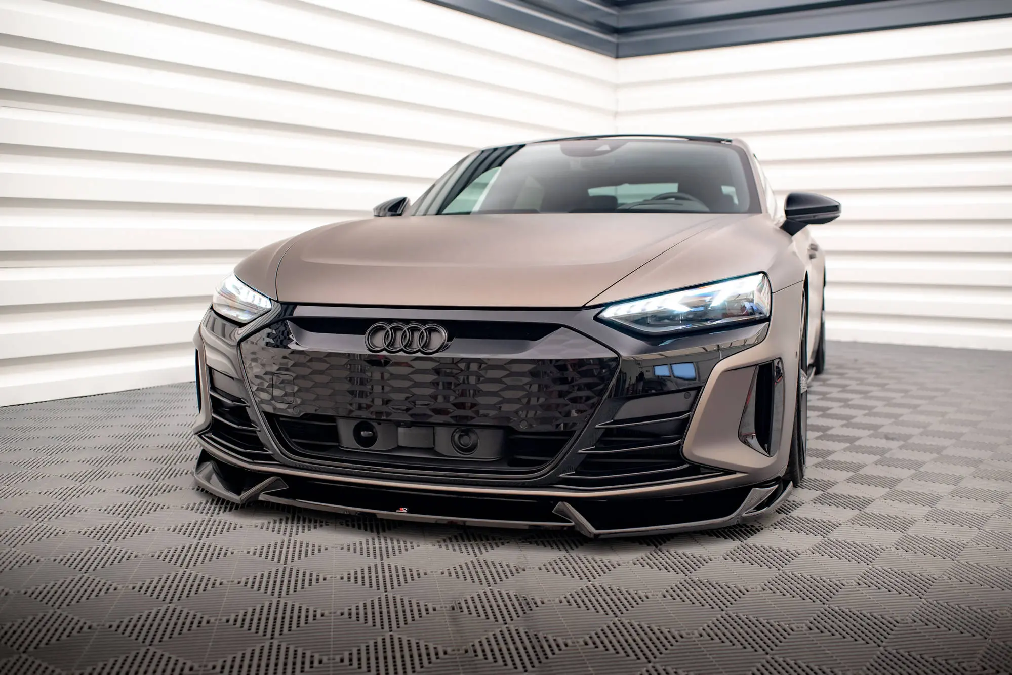Frontspoiler Audi e-tron GT / RS e-tron GT 2020-> | V.1 Glossy Black Edition – bilde 3