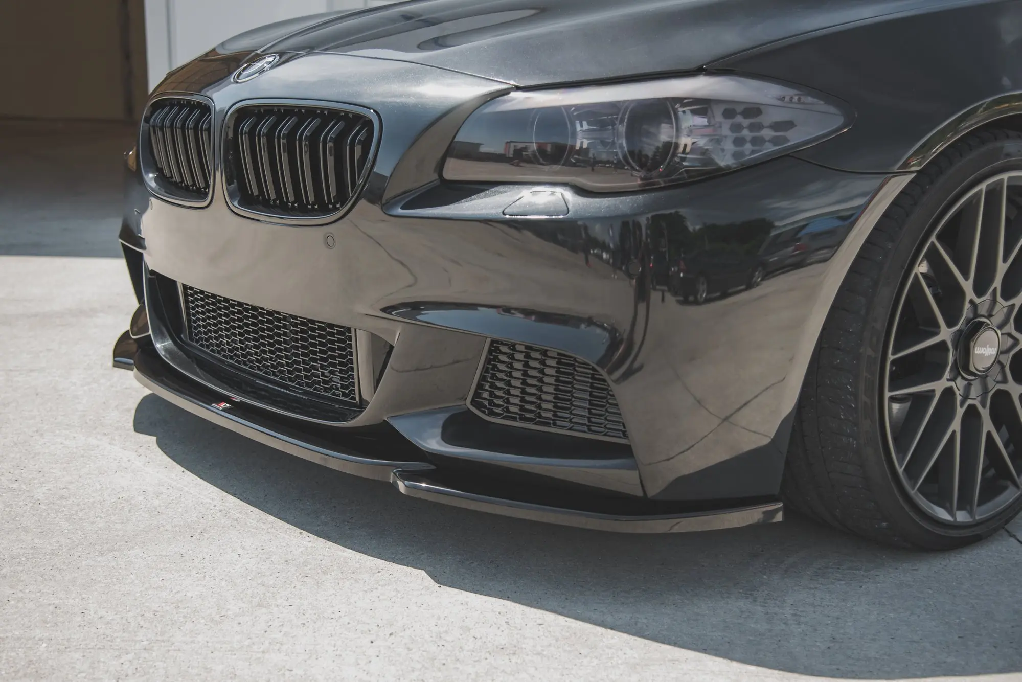 Frontspoiler BMW 5 (F10/F11) M-Pakke 2010 - 2017 | V.4 Glossy Black Edition – bilde 3