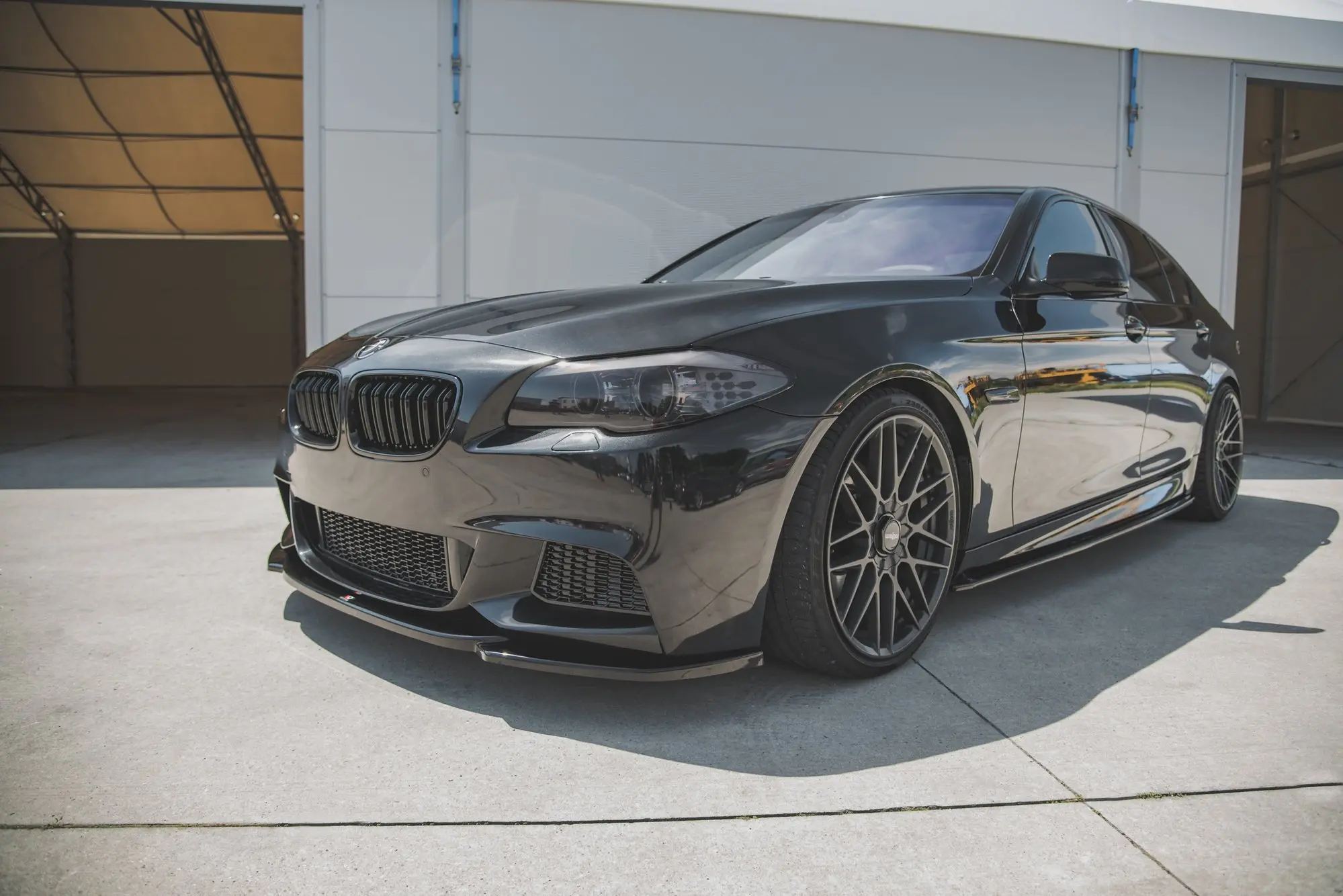Frontspoiler BMW 5 (F10/F11) M-Pakke 2010 - 2017 | V.4 Glossy Black Edition – bilde 4