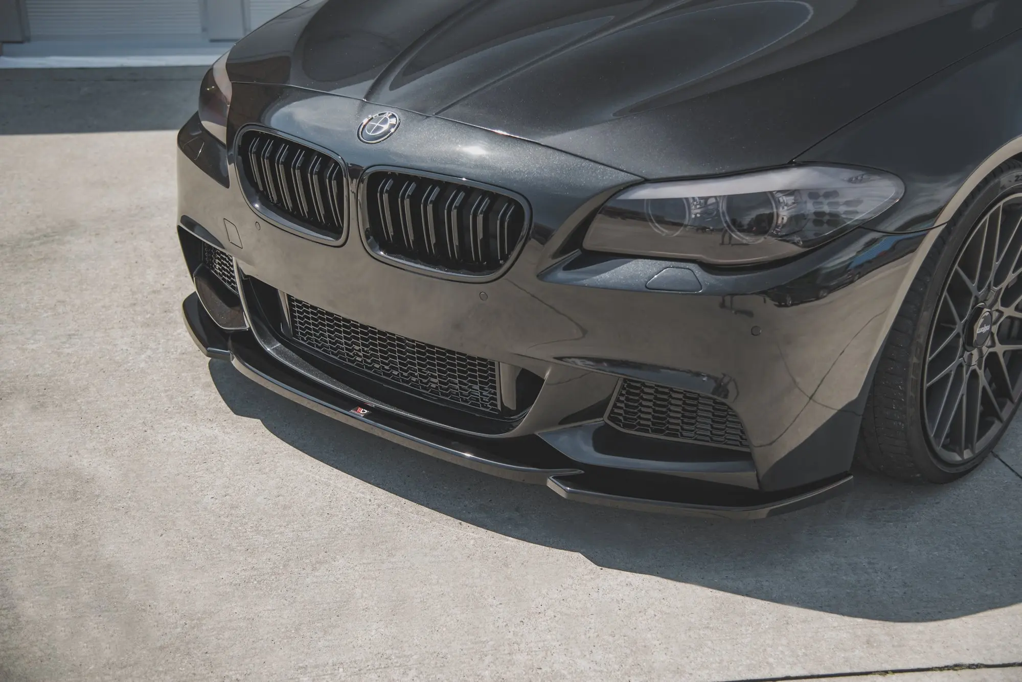 Frontspoiler BMW 5 (F10/F11) M-Pakke 2010 - 2017 | V.4 Glossy Black Edition – bilde 6